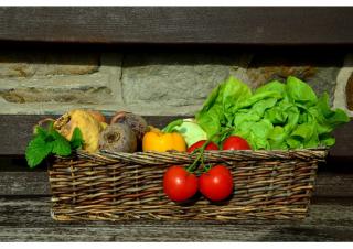 Photographie type nature morte, d'un panier en osier contenant des légumes