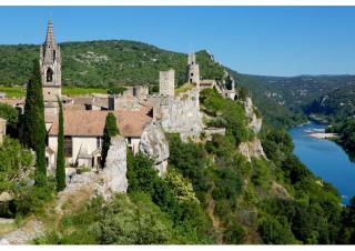 Photo d'un village accroché en haut des gorges d'une rivière