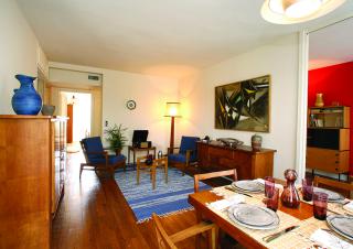 Photo d'un intérieur des années cinquante, avec du mobilier d'époque: chaises, buffets, fauteuils...