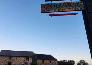 Sur fond de ciel bleu, une enseigne annonce "la boutique vente de produits fermiers"