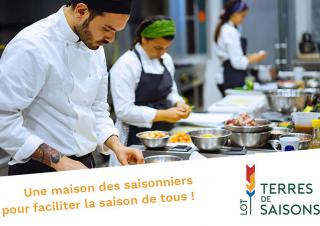 Trois personnes travaillent en cuisine