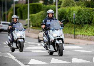 Deux policiers au volant de scooter