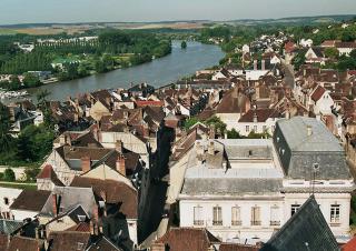 Vue du ciel d'une ville. Au loin, une rivière