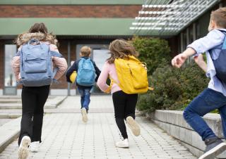 Enfants qui courent à la sortie d'une école