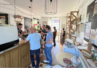 À l'intérieur d'un café, des personnes sont accoudées au bar