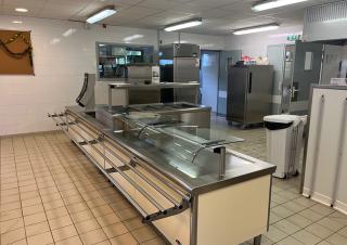 Photo d'un restaurant self, avec du mobilier de cuisine en inox