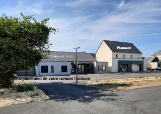 Photo de deux bâtiments neufs, avec sur l'image, les inscriptions maison de santé, pharmacie, emplacement de votre cabinet dentaire