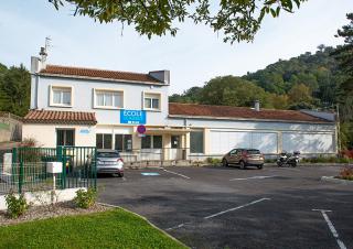 Photo d'une grande maison sur laquelle on peut lire "Ecole des cadres"
