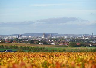 Photo large d'une ville prise depuis une campagne automnale