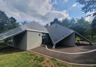 Un bâtiment de faible hauteur, équipé de toits très pentus