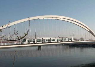 Tramway de Strasbourg traversant un pont