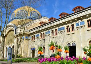 Vue large d'un bâtiment fin XIX -ème, surmonté d'une coupole