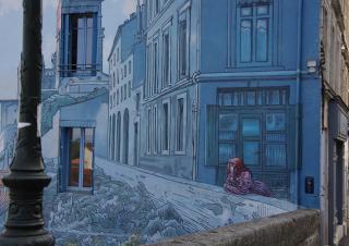 Photo d'un mur peint représentant des façades d'immeuble en quasi trompe l'œil