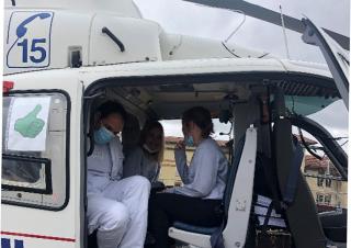 3 personnes sont assises dans un hélicoptère du Samu