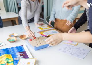 élèves manipulant des objets sur une table