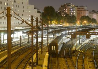 train circulant à coté d'habitations 