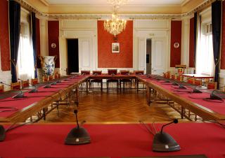 salle vide de conseil municipal