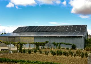 panneaux solaires sur le toit d'une ferme