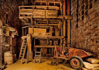 L'intérieur d'un atelier ancien dont le sol est recouvert d'une fine poudre ocre