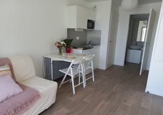 L'intérieur d'une habitation, canapé, coin cuisine