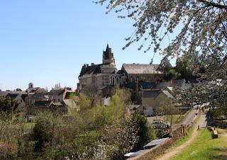 Vue d'un village accroché sur une colline et surmonté d'une église