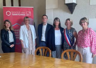 Signature du contrat de prêt en présence de Mme le Maire