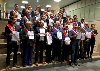 les élus posent avec leurs echarpees