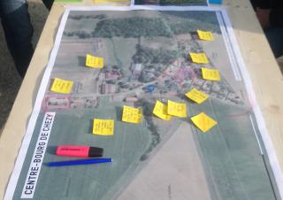 Photo d'une carte posée sur une table. La carte est agrémentée de post-it jaunes