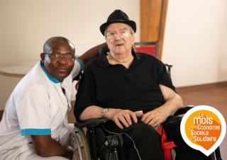 un personnel de santé avec une personne agée en fauteuil roulant