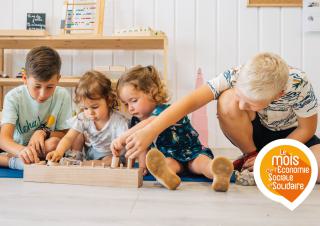 enfants en train de jouer avec des jeux en bois