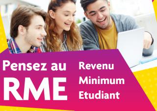 Trois jeunes personnes regardent un écran en souriant, sur la photo on peut lire "RME pensez au revenu minimum étudiant"