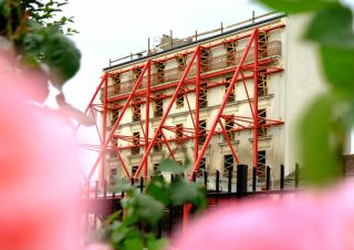 Poutre de soutènement sur une façade d'immeuble 