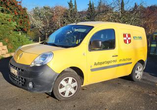 Voiture utilitaire sur laquelle on peut lire "autopartagez moi en électrique"