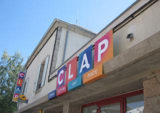 Façade d'un immeuble sur laquelle on peut lire CLAP ainsi qu'une enseigne de la poste