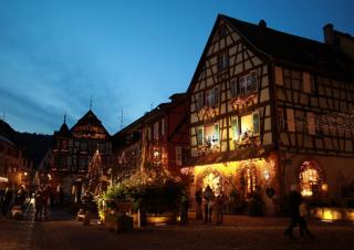 Une maison à colombages éclairée à la tombée de la nuit