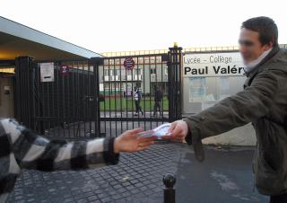 distribution de tracts devant un collège