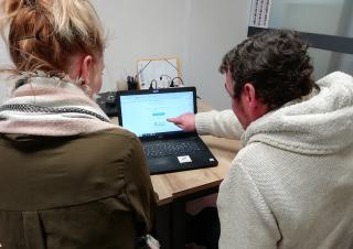 Deux personnes devant un écran d'ordinateur
