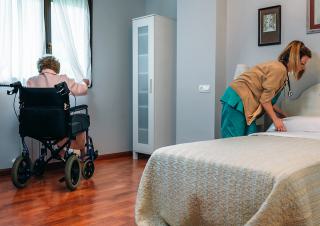 personne âgée en fauteuil dans sa chambre 