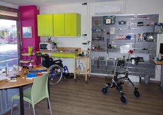 Vue intérieure d'une boutique qui présente des équipements de santé