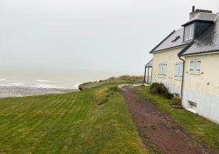 Vue d'une maison posée sur une falaise