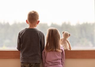 Enfants regardant par une fenêtre