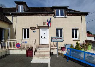 Photo d'un bâtiment sur lequel flottent drapeaux européen et français