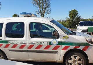 Véhicule de service siglé "police rurale"