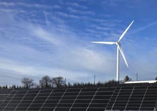 eolienne et panneaux solaires