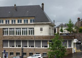 Vue d'un imposant bâtiment