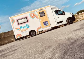 Photo d'un mini-bus siglé "santé Elles"