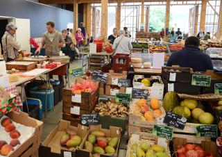 Vue des étals colorés de fruits et légumes d'un marché