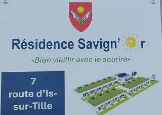 Pancarte sur laquelle on peut lire "résidence Savign'or, bien vieillir avec le sourire"