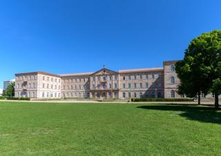 Vaste bâtiment classique 