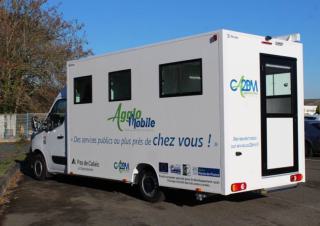 Sur un camping car sur lequel on peut lire: "Agglo Mobile des services publics au plus près de chez vous"
